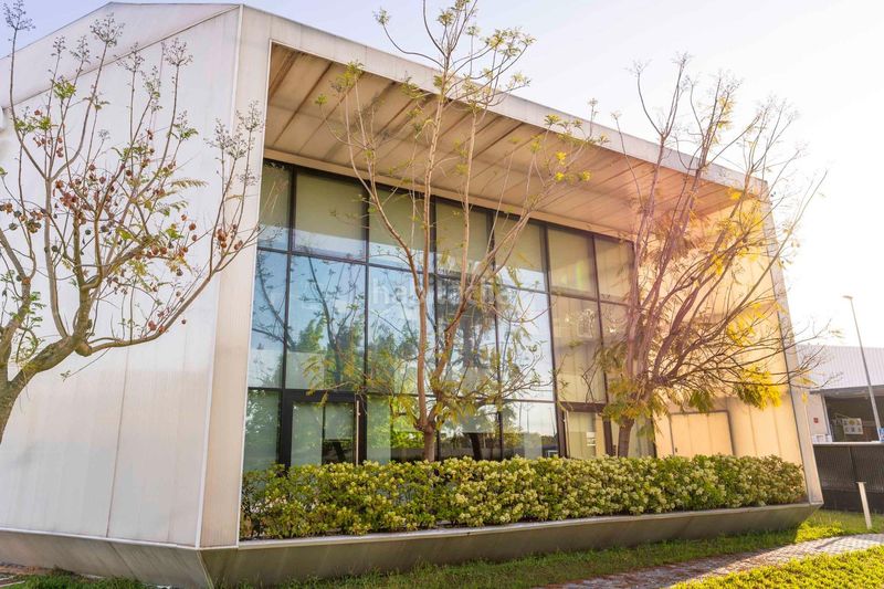 Foto 5fbf5975-7a2e-40ee-b38f-4a9c2470ad70. Oficina sede corporativa de alta eficiencia, diseño arquitectónico y espacios de trabajo premium en Pobla de Vallbona (la)