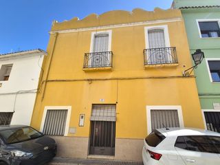 Casa in Calle de san blas obispo 17. Casa llena de posibilidades en el casco de oliva
