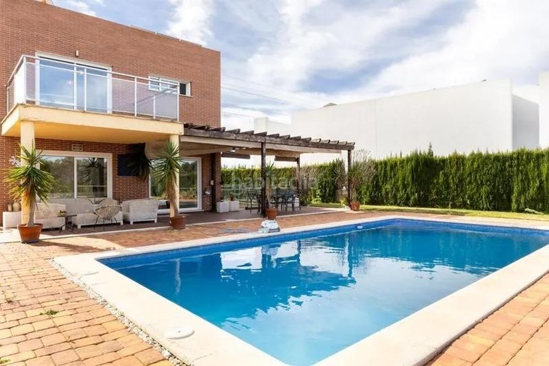 Foto a43311b1-c156-4353-a41c-5b56d62d7051. Casa amb aparcament piscina a Torre en Conill-Cumbres de San Antonio Bétera