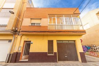 Casa  Calle canovas castillo. Casa adosada en esquina en puerto de sagunto con ubicación estra