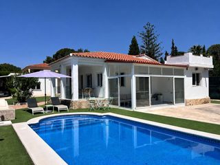 Xalet a Calle tudell el 3. Chalet reformado en una planta, parcela esquinera y vivienda aux