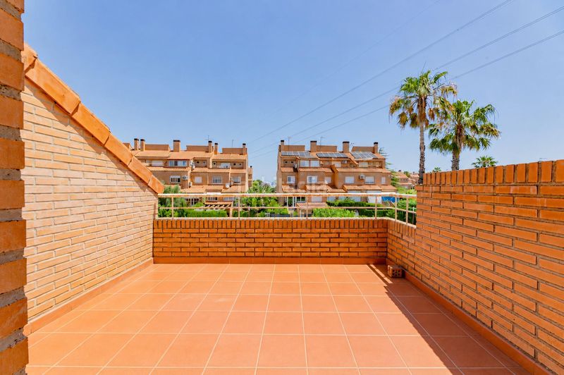 Foto 085f0a62-8982-4c92-b3cc-c1acaee37f45. Casa adossada amb aparcament a Mas Camarena Bétera