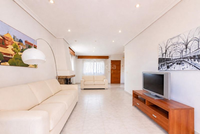 Foto a01193ab-8e2b-45b1-9144-23f103be4874. Casa adossada amb aparcament a Mas Camarena Bétera