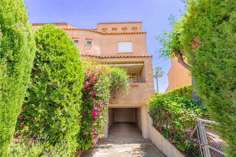 Foto f4568322-0273-4206-bd78-0e8c3d3c171a. Casa adossada amb aparcament a Mas Camarena Bétera