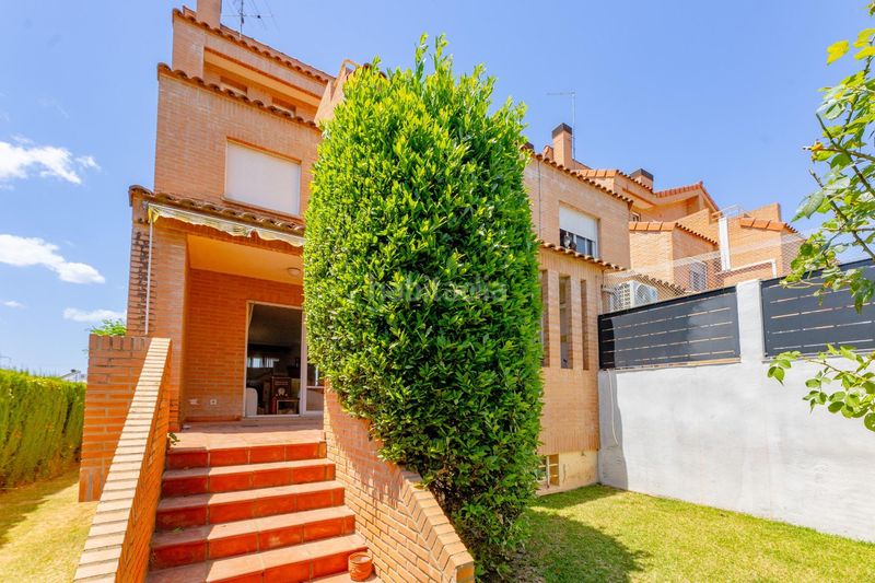 Foto f4ebc753-e79e-43e6-9414-42e620737873. Casa adossada amb aparcament a Mas Camarena Bétera