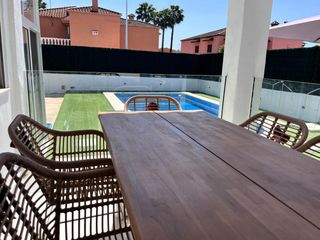 Xalet a La Conarda. Chalet reformado en una planta, parcela esquinera y vivienda aux