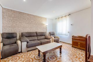 Flat in Mont Olivet. Piso exterior de 3 habitaciones con garaje en la calle luis olia