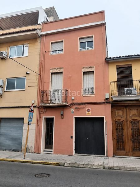 Foto f6e1ff4a-f18b-477c-bf93-48595d056783. Casa amb aparcament a Carcaixent