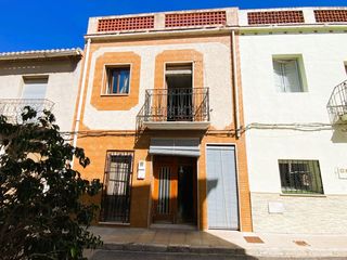Reihenhaus  Jaume i 34. Dos viviendas independientes en potries  vive, invierte o compar