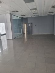 Rent Business premise in Avinguda dels països catalans 133. Local esquinero