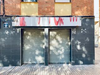 Lloguer Local Comercial a La Salut. Esquinero, soleado y en plena zona comercial