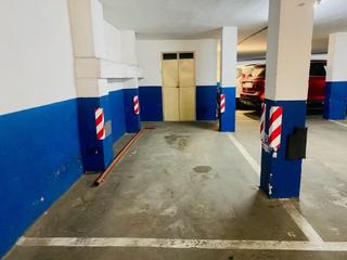 Car parking  Carrer santiago russinyol. Plaza de parking con trastero