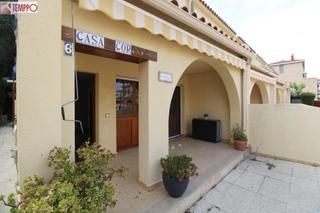 Casa adossada a Calafell Residencial. Casa adosada esquinera con jardn en calafell, a unos pasos del