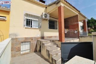 Casa adossada  Calle pau casals  en  peces les. Con el 100 de hipoteca asegurado para esta casa!