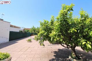 Casa adossada a Santa Oliva. Lista para entrar a vivir!