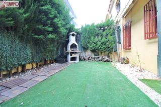 Miete Reihenhaus in Calafell Residencial. Casa adosada esquinera en alquiler con jardín en calafell