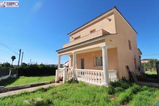 Casa a Sant Jaume dels Domenys. Casa independiente en urb el papagaio con gran parcela, ven a ve