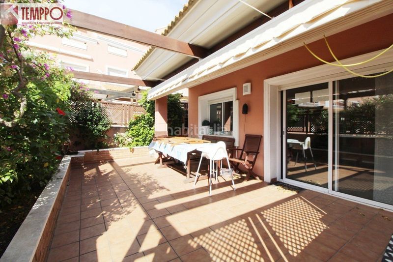 Foto 12c22cc4-6216-41dd-bd39-a4ffba66b954. Casa adossada amb calefacció aparcament piscina a Vendrell (El)
