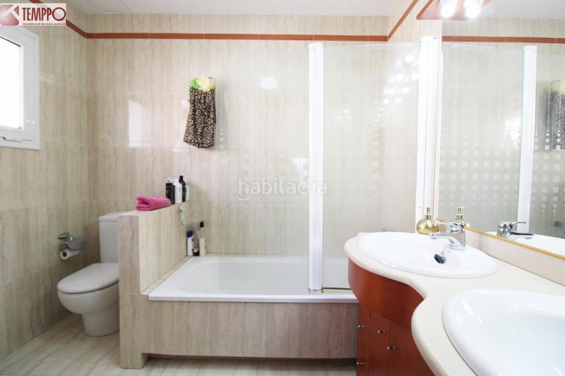 Foto b16af46a-0c0e-4d78-b8f7-8a60625e525a. Casa adossada amb calefacció aparcament piscina a Vendrell (El)
