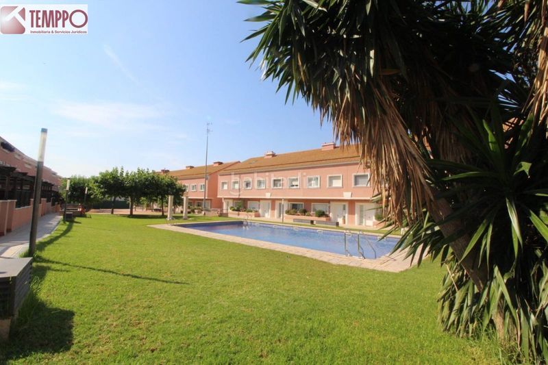 Foto b8620673-d274-40b7-a5d0-ac60e174301e. Casa adossada amb calefacció aparcament piscina a Vendrell (El)
