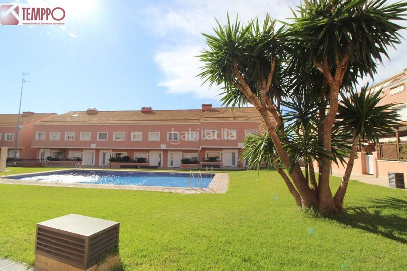 Foto f5bafa36-c22a-48cf-b698-2439c40f3fea. Casa adossada amb calefacció aparcament piscina a Vendrell (El)
