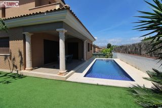 Maison à Santa Oliva. Espectacular casa en urb les pedreres