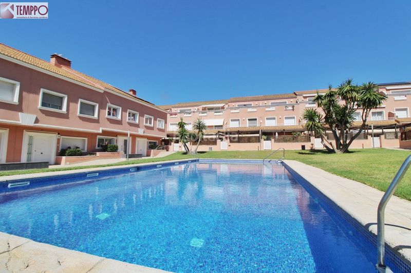 Foto 25c3a2bf-13f2-4fcf-82f9-00351a4d0819. Casa adossada amb calefacció aparcament piscina a Vendrell (El)