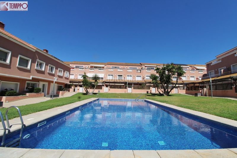 Foto 5f8c0abe-d214-48ab-96b8-4efd3fedba69. Casa adossada amb calefacció aparcament piscina a Vendrell (El)