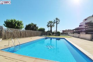 Casa adossada a Sant Jaume dels Domenys. Con buhardilla, amplio garaje y preciosa zona comunitaria con pi