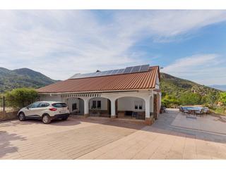 Masia  Plaza polígono. Chalet rustico en venta en serra