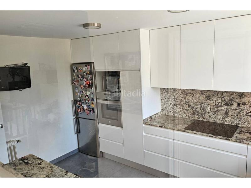 Foto 64f61dc3-247f-4f44-9632-cadc475728a5. Casa aparellada amb calefacció aparcament piscina a Torrent