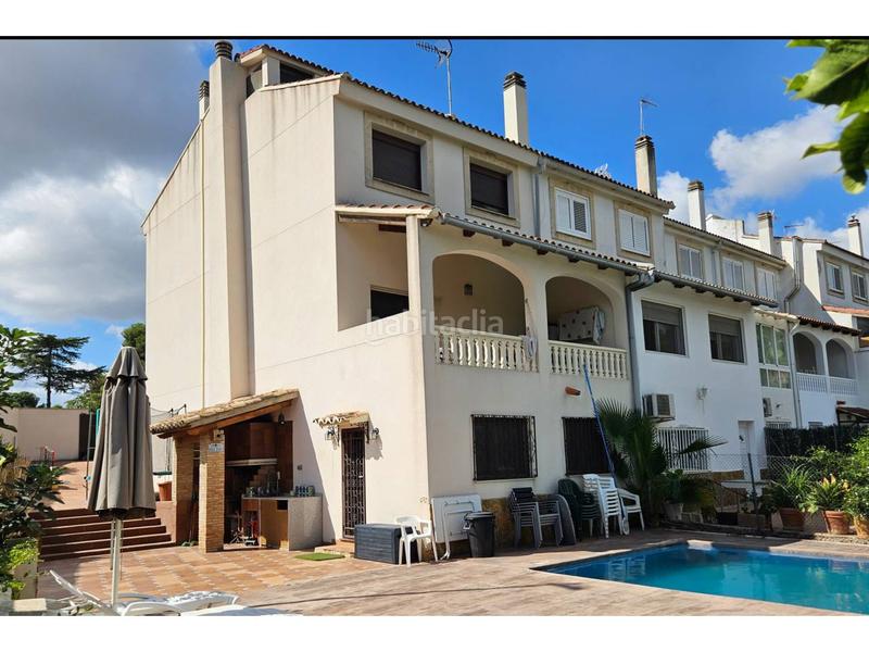 Foto fdb2b86a-0139-4966-b6b8-85424159d2cd. Casa aparellada amb calefacció aparcament piscina a Torrent