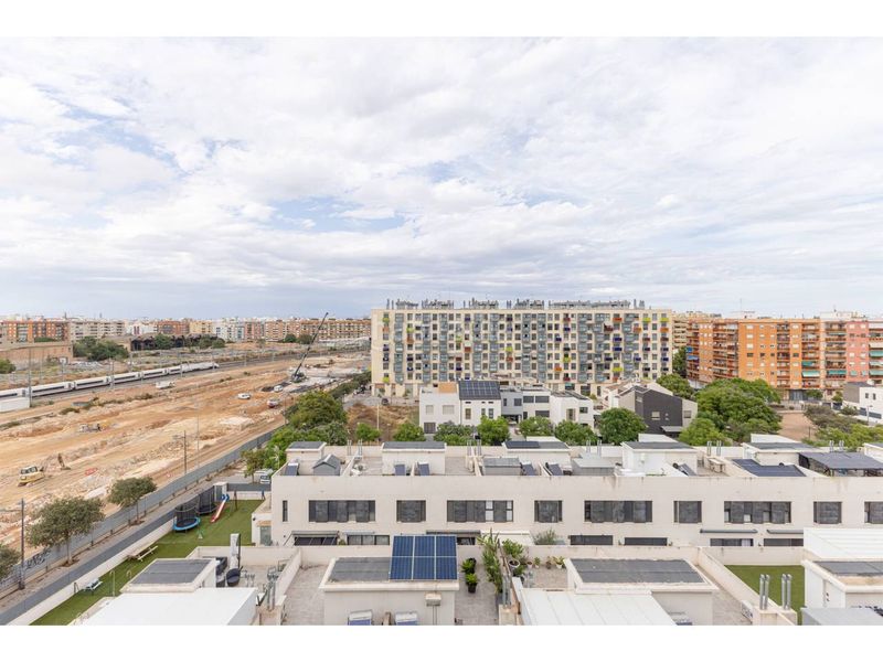 Foto baeb4463-666d-4c14-a134-48ad8f95560c. Dúplex amb calefacció aparcament a Malilla Valencia