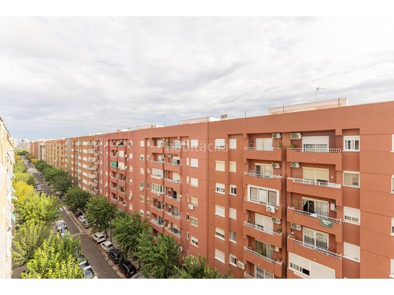 Foto f84f9d2d-7e69-44ca-9a78-130c5d67b802. Dúplex amb calefacció aparcament a Malilla Valencia