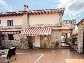 Xalet a Sellent. Chalet en sellent con excelente distribución y gran amplitud.