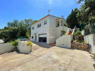 Chalet  Joaquim ruyra. Amplia casa en zona residencial tranquila cerca de esclanyà, beg