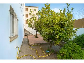 Casa  Ramir medir. Casa pareada a reformar con terraza, patio y garaje en palafruge