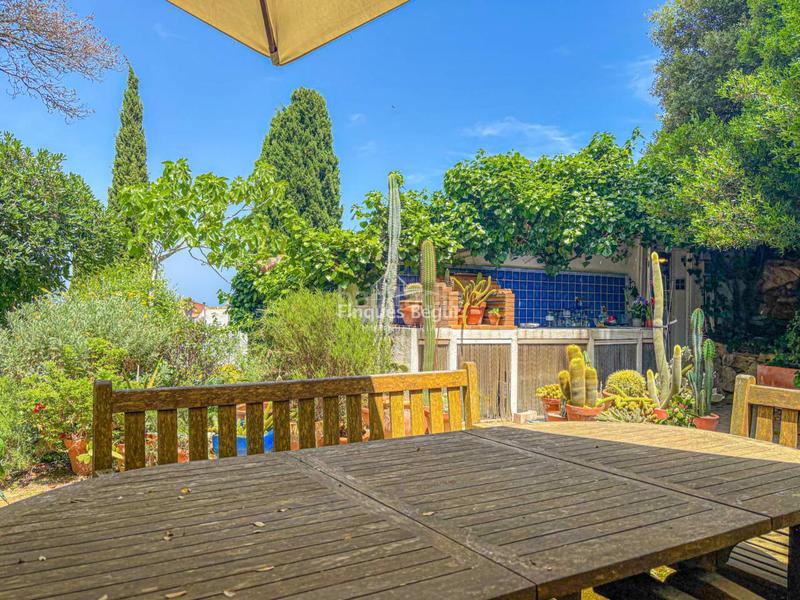 Foto 2ab63d99-d28e-4af2-9be9-46596ad9cfce. Casa , casa de pueblo con jardín privado y licencia turística cerca del centro en Begur