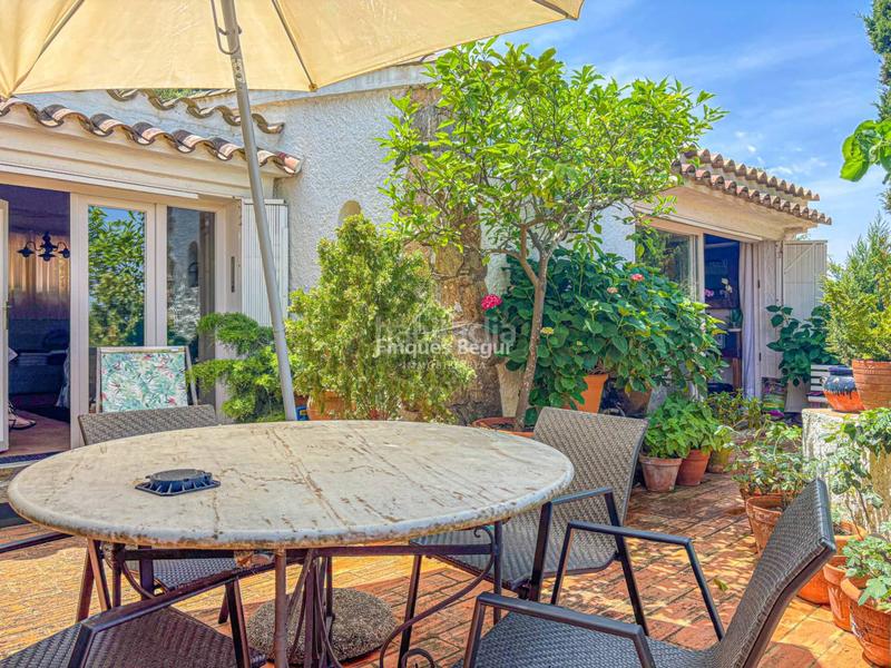 Foto 6def7d5c-885d-48c3-af57-1892f910e77c. Casa , casa de pueblo con jardín privado y licencia turística cerca del centro en Begur