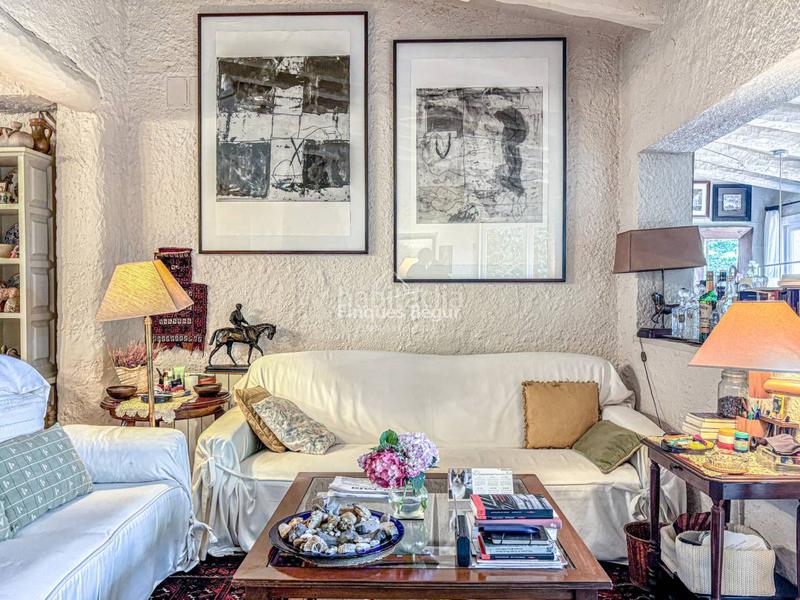 Foto acdeb13d-e51d-4b33-b54a-f47f48350817. Casa , casa de pueblo con jardín privado y licencia turística cerca del centro en Begur