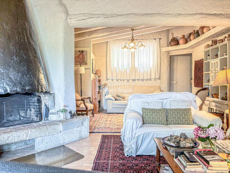 Foto f7c6e81f-bcc9-4b86-a408-ad092a73ef81. Casa , casa de pueblo con jardín privado y licencia turística cerca del centro en Begur