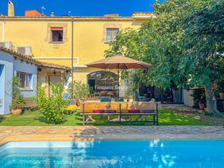 Chalet  Ample. Encantadora casa señorial con jardín y piscina en el centro del