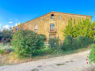 Bauernhof in Corçà. Auténtica masía catalana con más de 39.000 m de terreno en corçà
