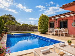 Chalet en Sa Riera-Sa Fontansa. Casa unifamiliar con piscina y vistas al mar y al castillo en be