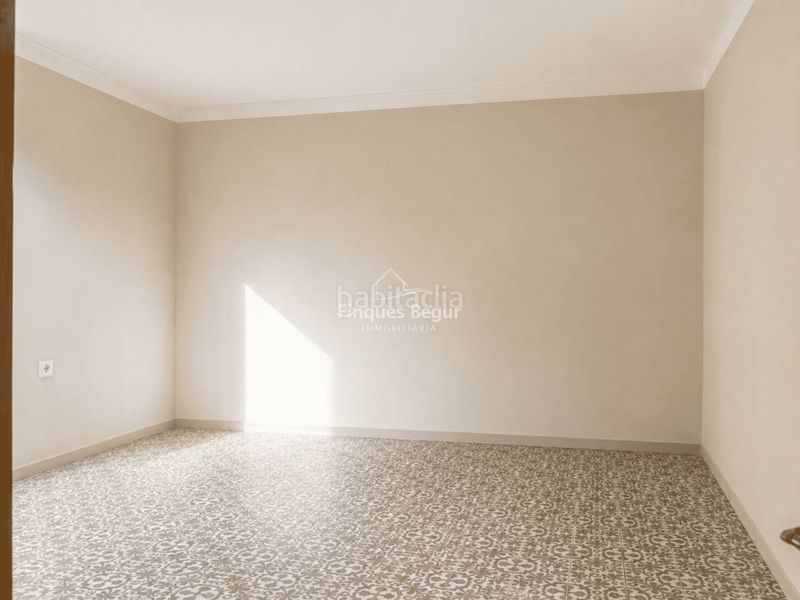 Foto a5899737-6e31-4d6d-b547-92a6b86f0935. Masia amb aparcament a Corçà