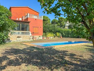 Xalet  Calle v�ctor catal�. Begur, casa con jard�n y piscina privada cerca del centro y de l