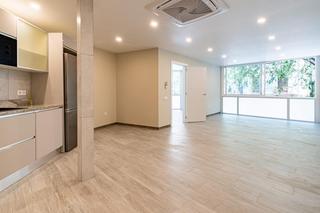 Rent Office space in Sant Antoni. Oficina con parking totalmente reformada en alquiler, en barcelo