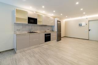 Rent Office space in Sant Antoni. Oficina con parking totalmente reformada en alquiler, en barcelo