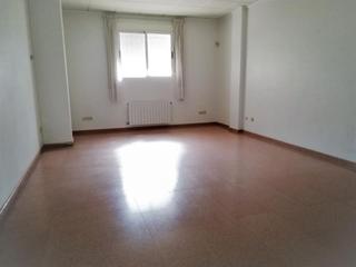 Local Comercial a Roda (La). Local com. en venta en centro, 5 despachos.