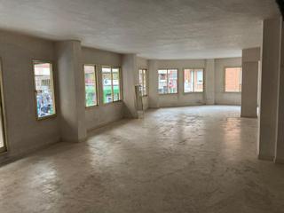 Rent Office space  Baños. Oficina en alquiler en feria.